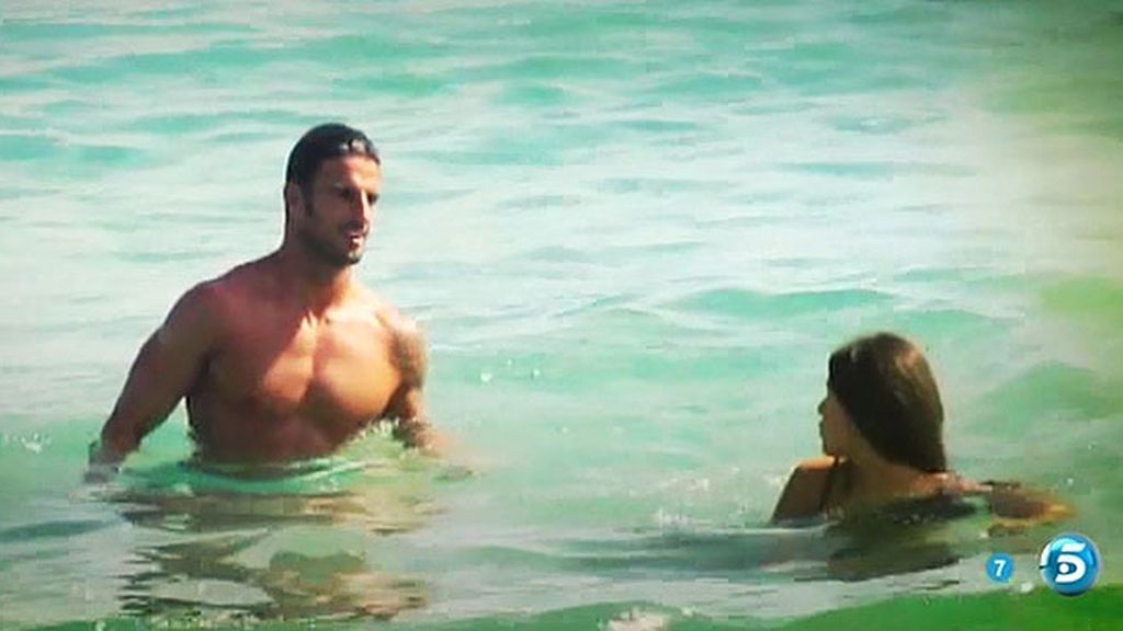 Aitor Ocio disfruta de un día de sol junto a su chica