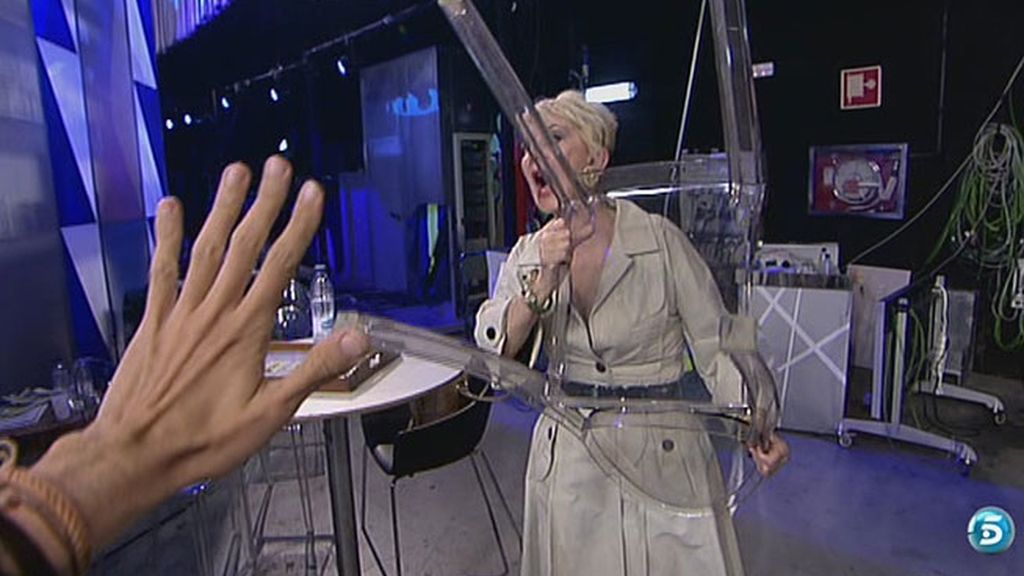 Una mascarilla usada, motivo de discordia entre colaboradora y presentadora