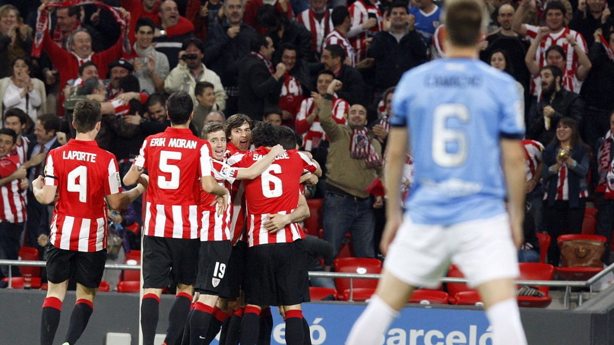 Los jugadores del Athletic de Bilbao celebran el primer gol, marcado por el delantero Aritz Aduriz, frente al Málaga