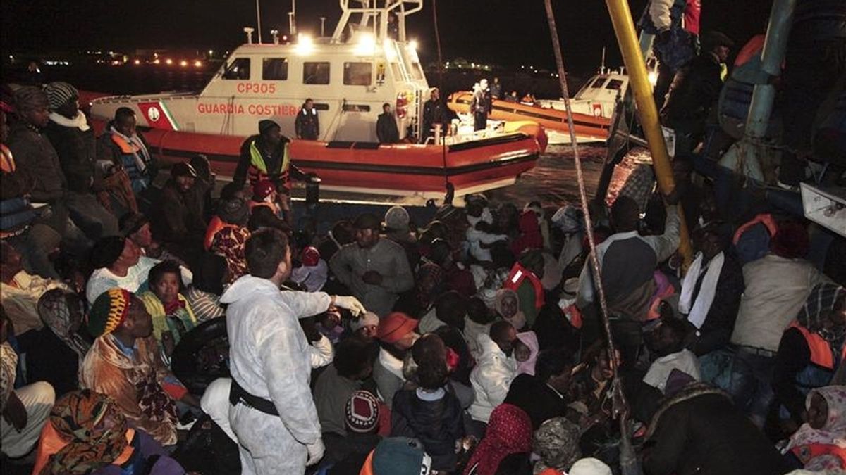Guardacostas italianos supervisan la llegada de refugiados libios a la isla de Lampedusa (Italia) en la madrugada de hoy. Dos embarcaciones procedentes de Libia con 842 indocumentados a bordo llegaron esta noche a Lampedusa, lo que eleva a más de 1.900 el número de inmigrantes africanos que han desembarcado en la pequeña isla italiana desde el pasado jueves tras una tregua de varios días. EFE