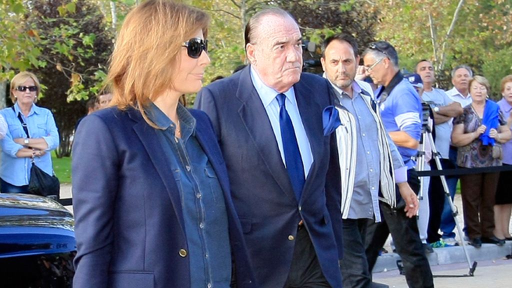 Fernández Tapias y Nuria González han acudido al tanatorio
