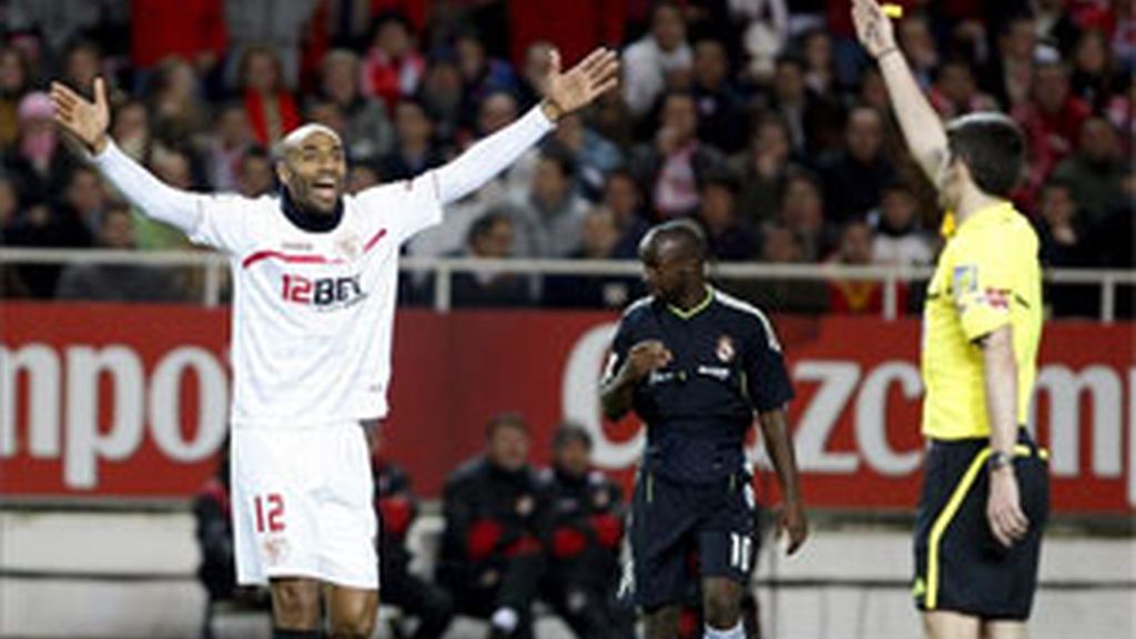 El delantero malí del Sevilla Frederic Kanouté (protesta una decisión del árbitro. Foto: EFE. El delantero malí del Sevilla Frederic Kanouté (protesta una decisión del árbitro. Foto: EFE.