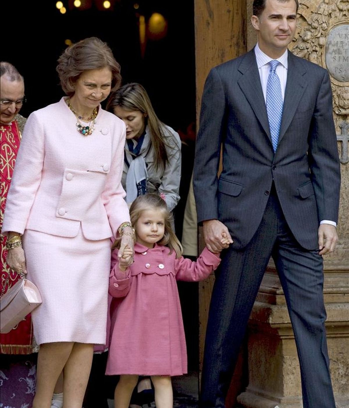 La reina Sofía y el príncipe Felipe junto a su hija, la infanta Leonor (c), a la salida de la tradicional misa del Domingo de Resurrección celebrada en la Catedral de Palma. EFE/Archivo