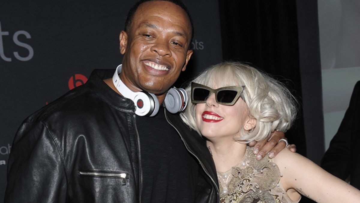 Dr. Dre presume de auriculares junto a Lady Gaga