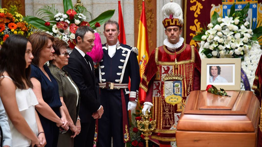 Capilla ardiente por Pedro Zerolo en casa de la villa de Madrid