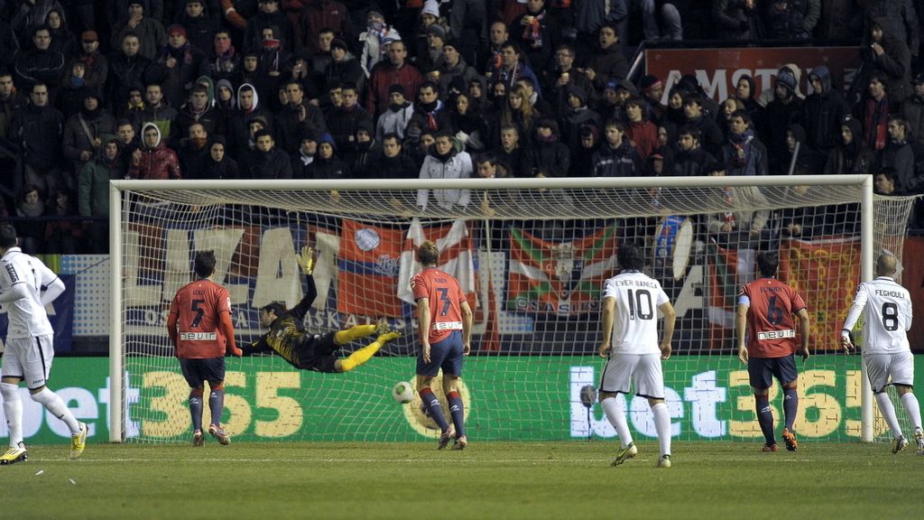 El portero del Osasuna Asier Riesgo (3i) intenta para el gol marcado por el centrocampista del Valencia Daniel Parejo El portero del Osasuna Asier Riesgo (3i) intenta para el gol marcado por el centrocampista del Valencia Daniel Parejo
