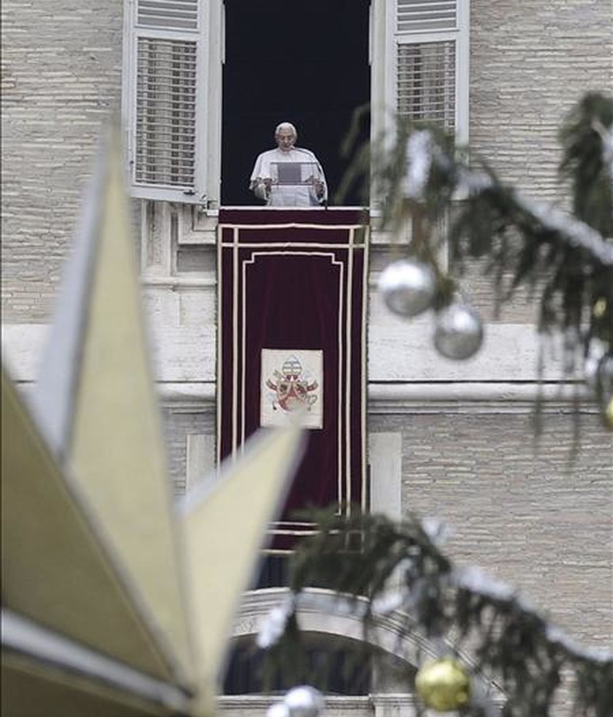 El papa Benedicto XVI bendice hoy a los fieles durante las oraciones del rezo del Ángelus dominical desde la plaza de San Pedro del Vaticano. EFE El papa Benedicto XVI bendice hoy a los fieles durante las oraciones del rezo del Ángelus dominical desde la plaza de San Pedro del Vaticano. EFE