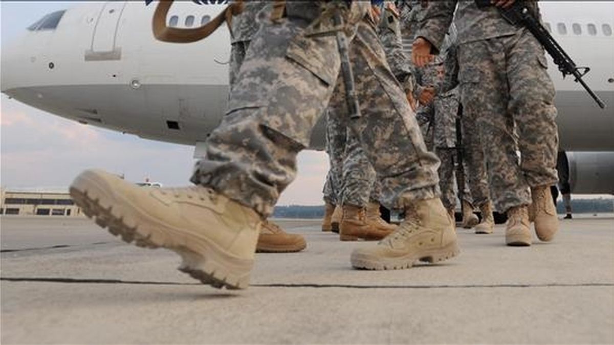 La controvertida ley "Don't Ask, Don't Tell" impide la participación de soldados abiertamente gays en las Fuerzas Armadas. Soldados estadounidenses bajan de un avión en Fort Benning (EE.UU.), después de permanecer un año en Irak. EFE/Archivo