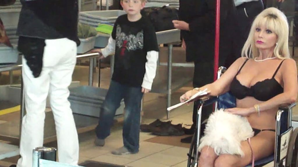 Minusválida, desnuda y sospechosa