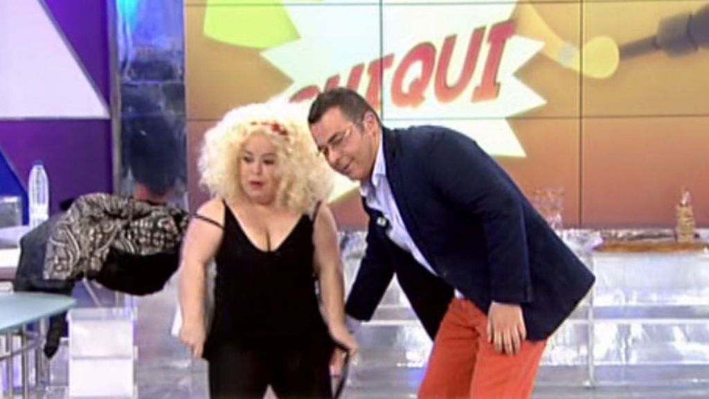 ¡Se le ha subido el vestido y sin querer ha enseñado las bragas!