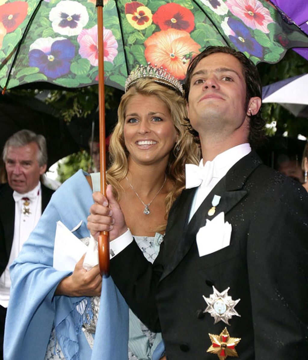 Las gotas hacen chip en sus paraguas chic