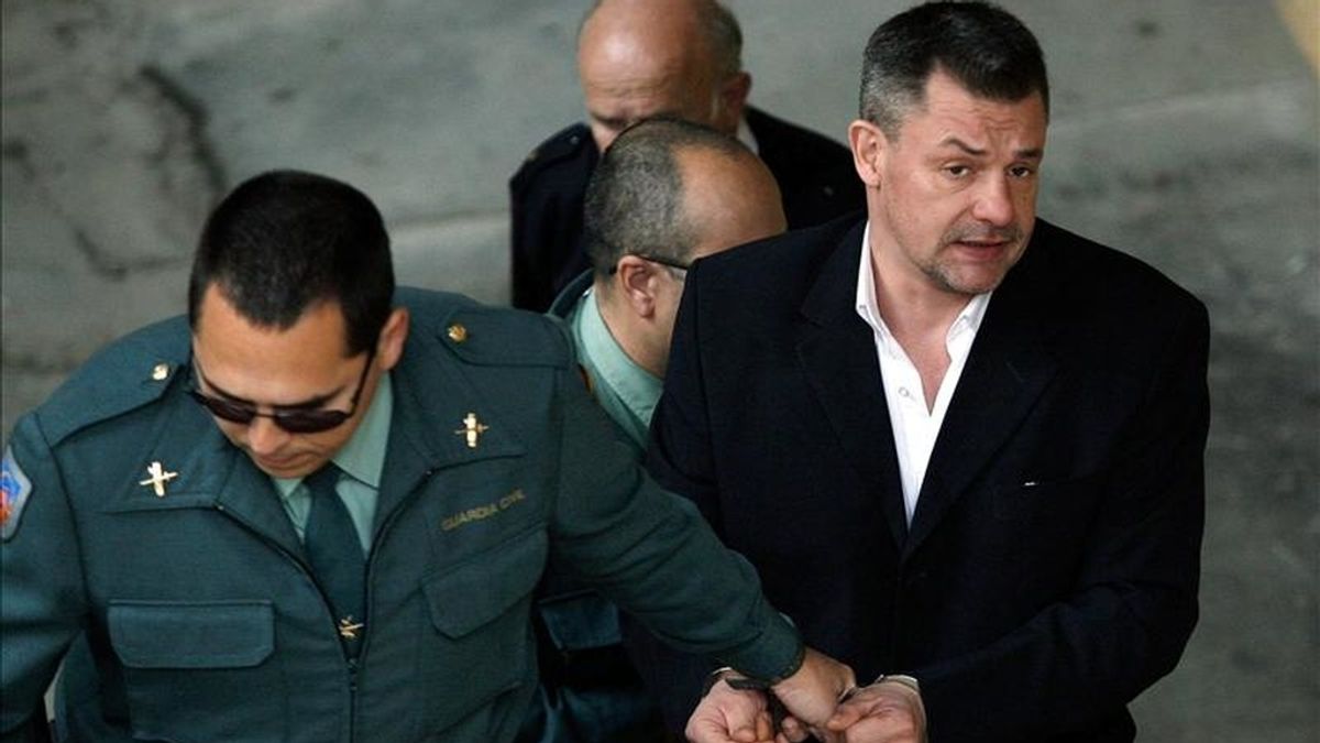 Tony Alexander King en 2006 a la salida del Palacio de Justicia de Málaga, camino a prisión. EFE/Archivo