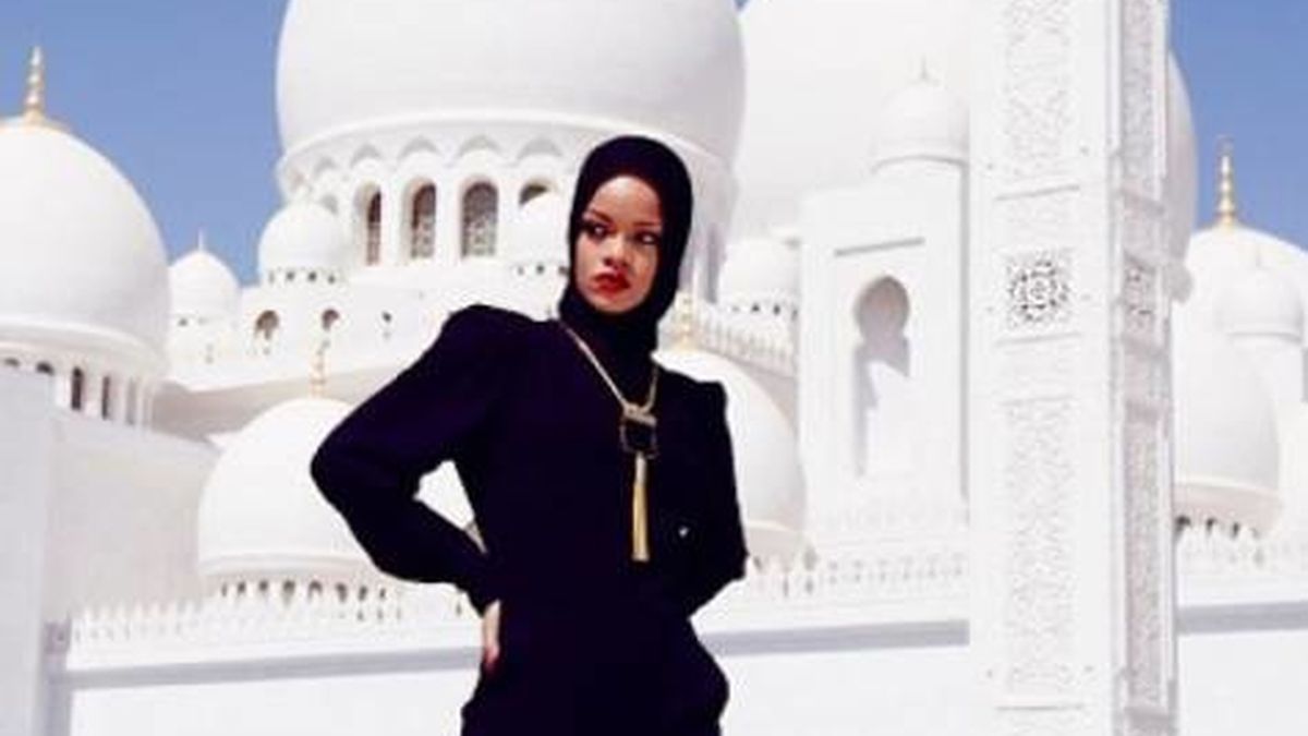 Rihanna se hace fotos inapropiadas en una mezquita de Abu Dhabi
