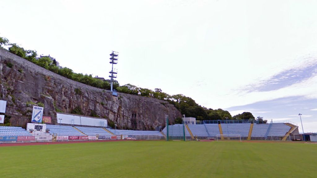 Kantrida, un estadio diferente en un acantilado de piedra con vistas al mar