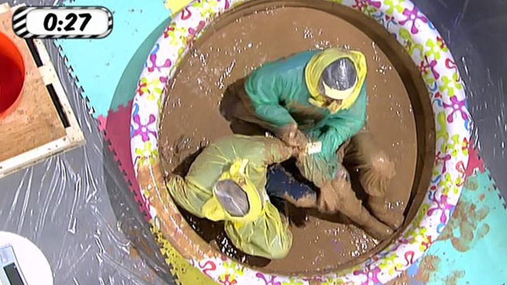 Kiko Hernández emuló a Chabelita y se metió barro en la boca