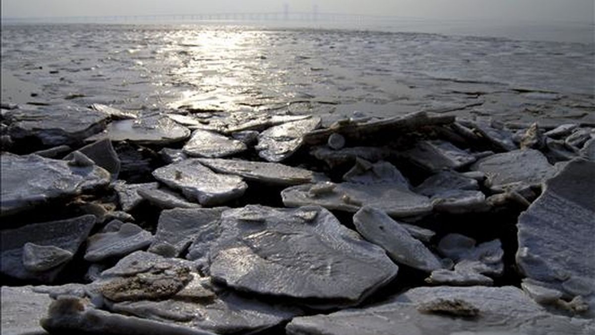 Vista general de la bahía de Jiaozhou, prácticamente cubierta con bloques de hielo, en la ciudad de Qingdao, provincia de Shandong, China. EFE
