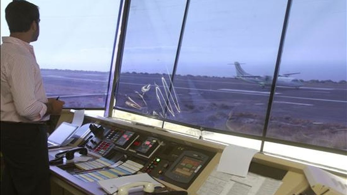 Un operario observa desde la torre de control el aterrizaje de un avión en el aeropuerto de La Gomera. EFE/Archivo