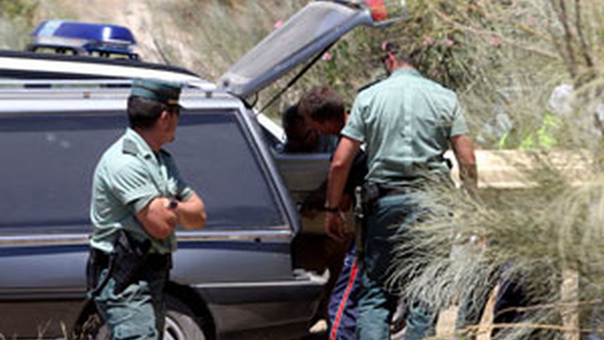 La Guardia Civil, en el momento de localizar el cuerpo. Foto: EFE