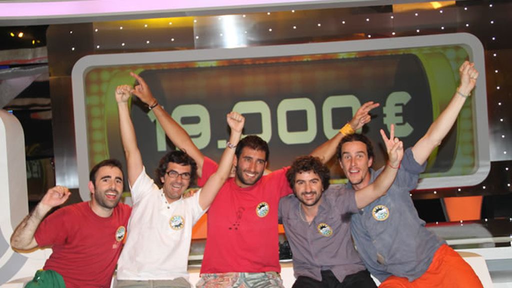 Los Trotamundos en plató celebrando el bote