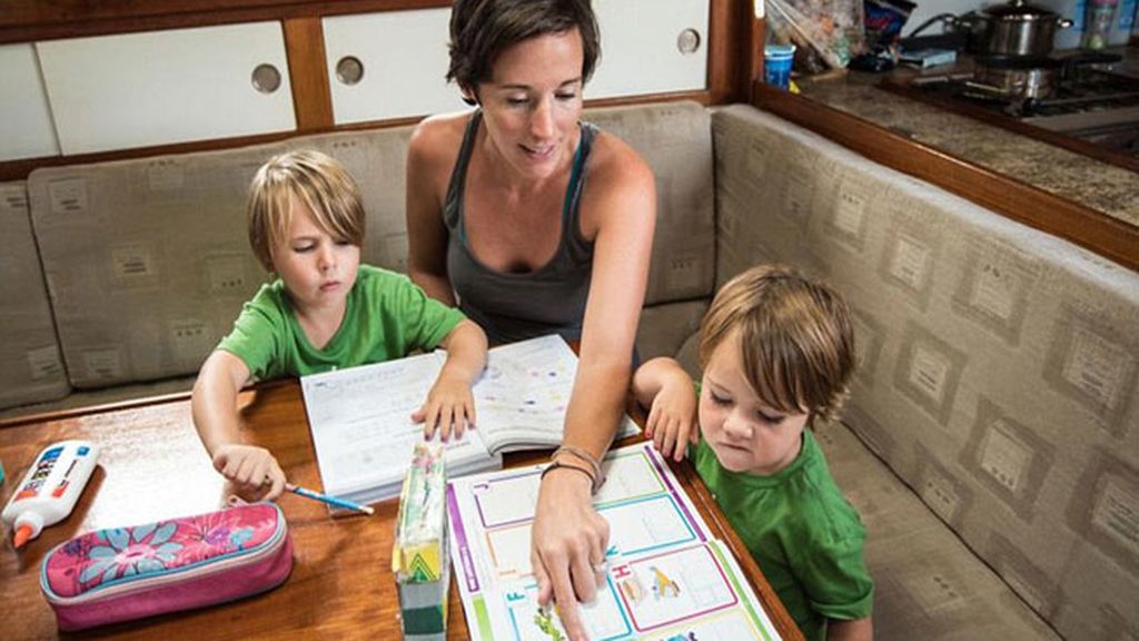 Una pareja canadiense, Genevieve y Eben,  viaja con sus hijas