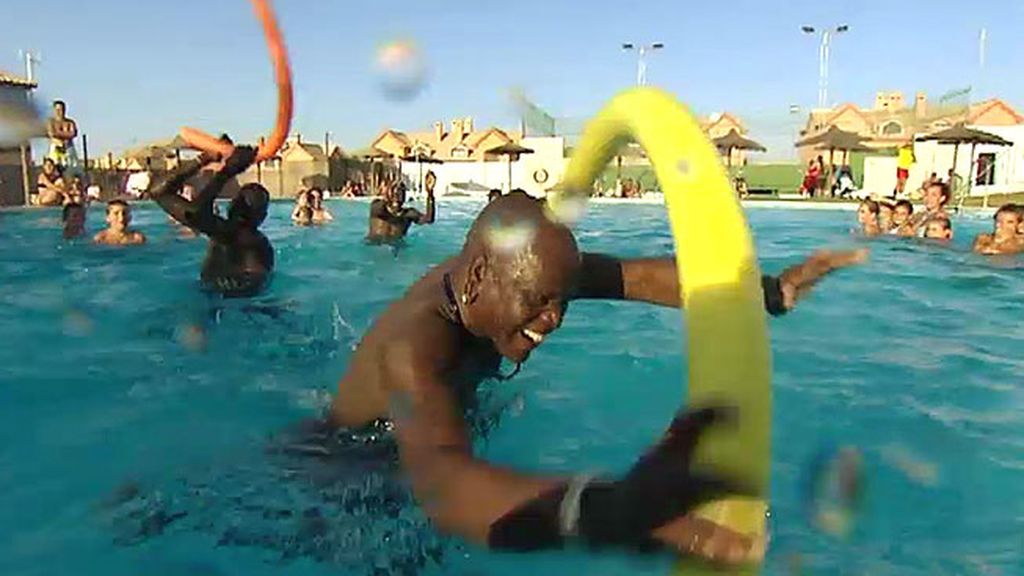 Los Suri: una tarde de verano en la piscina