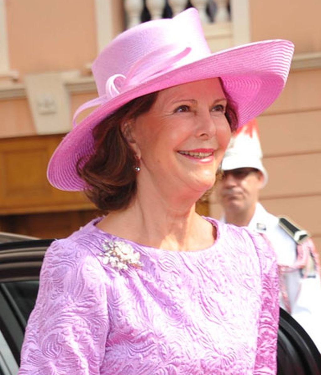 La reina Silvia de Suecia, con sombrero rosa
