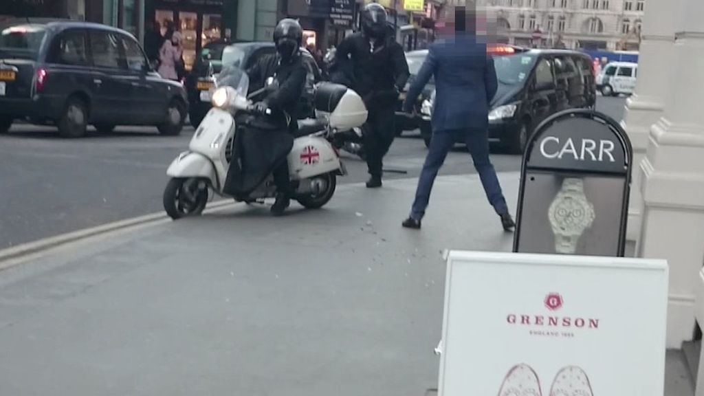 El dueño de la joyería trata de atajar al ladrón