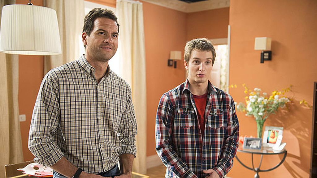 Carlota continúa su relación con Pedro y María Elena se reencuentra con un antiguo amor