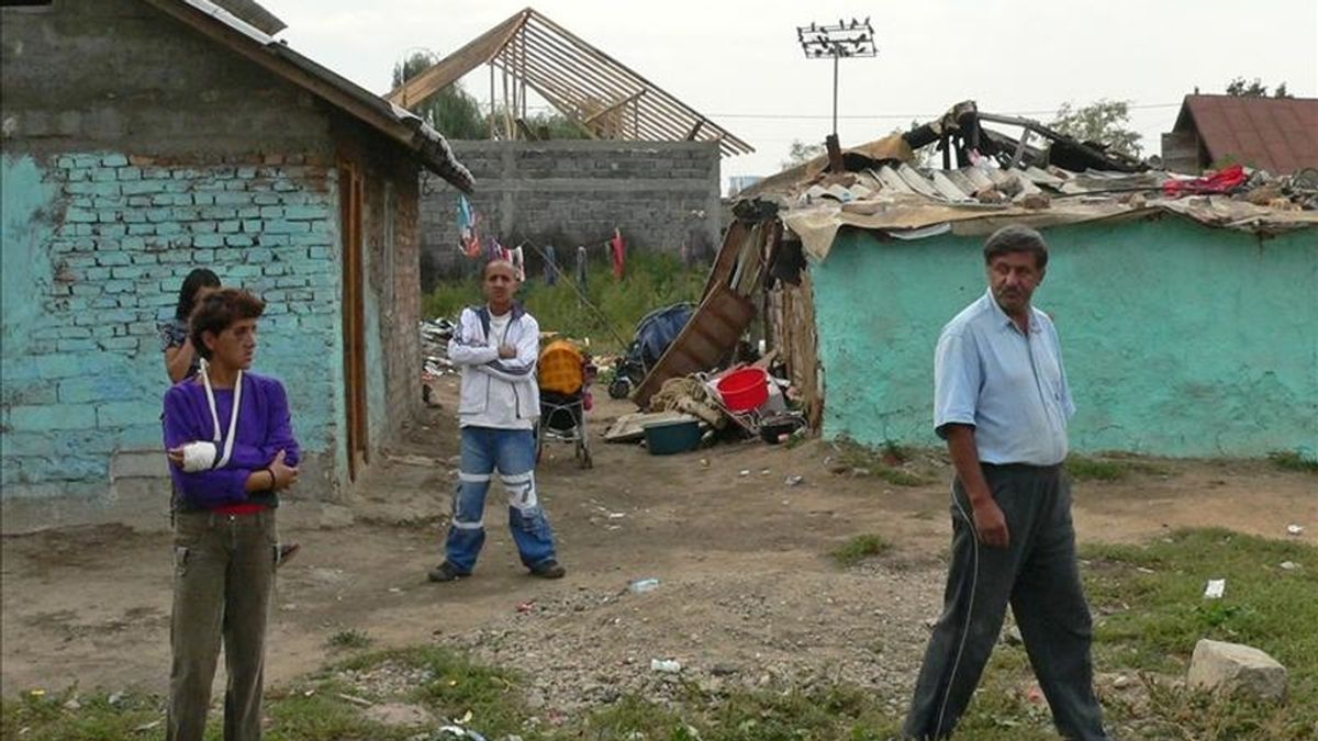 Gitanos rumanos en un asentamiento en su país. EFE/Archivo