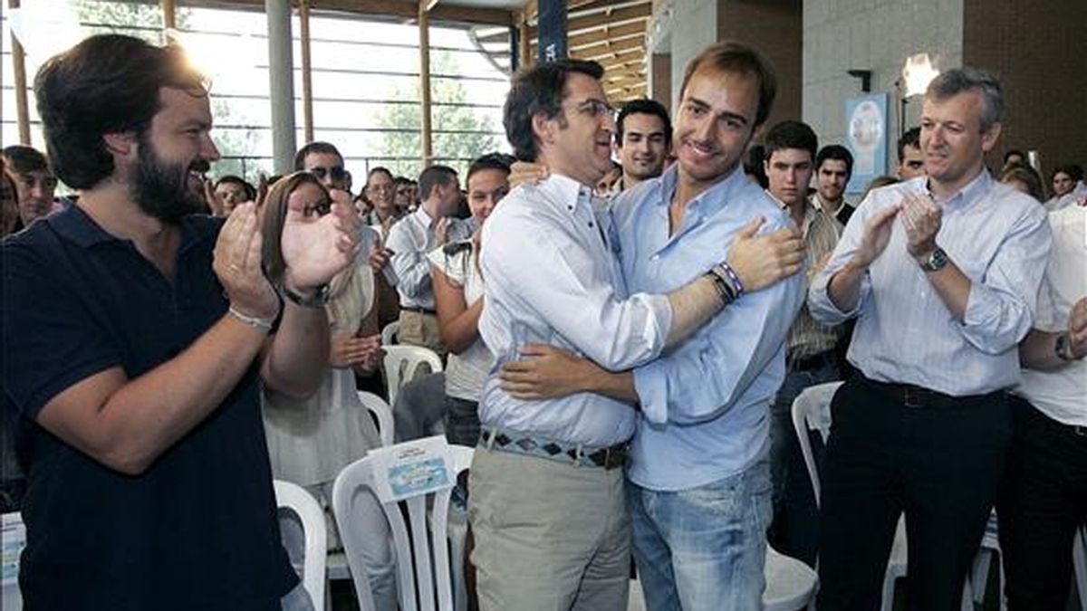 El presidente de la Xunta, Alberto Núñez Feijóo felicita al vigués Javier Dorado Soto tras ser elegido nuevo presidente de las Nuevas Generaciones de Galicia durante el acto de clausura del Congreso de las NN.GG. gallegas. EFE