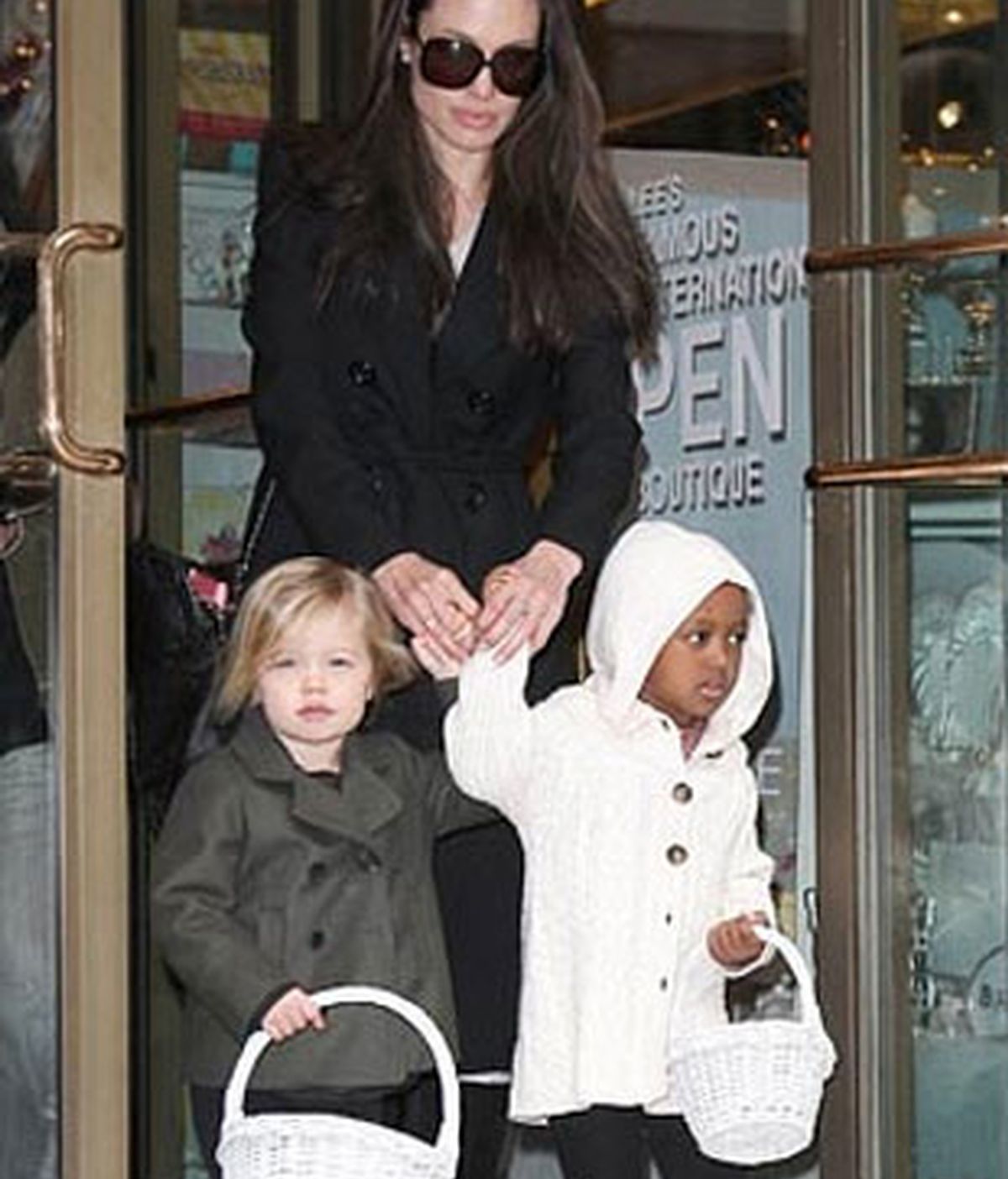 Angelina Jolie con dos de sus hijas Shiloh y Zahara. Ahora quiere adoptar uno más en Siria, que sería el séptimo, con Brad o sin él.