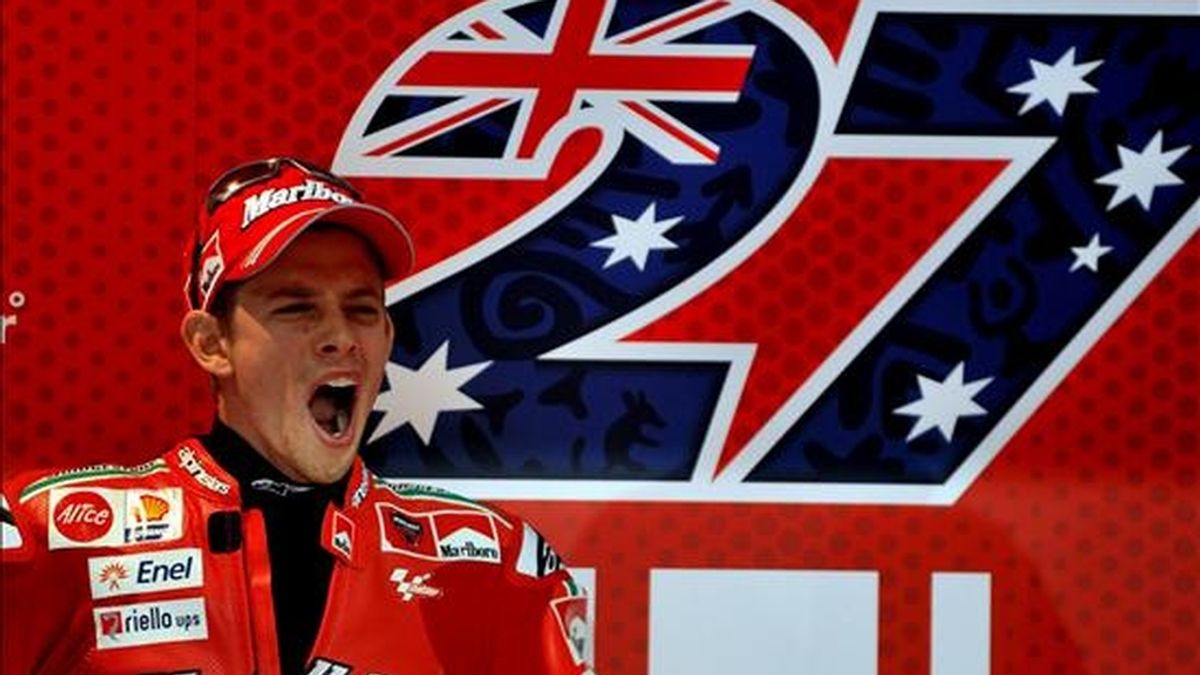 El piloto australiano Casey Stoner, con Ducati, celebra tras adjudicarse la victoria en el primer gran premio de la temporada de MotoGP de Qatar, disputado en el circuito de Losail. EFE