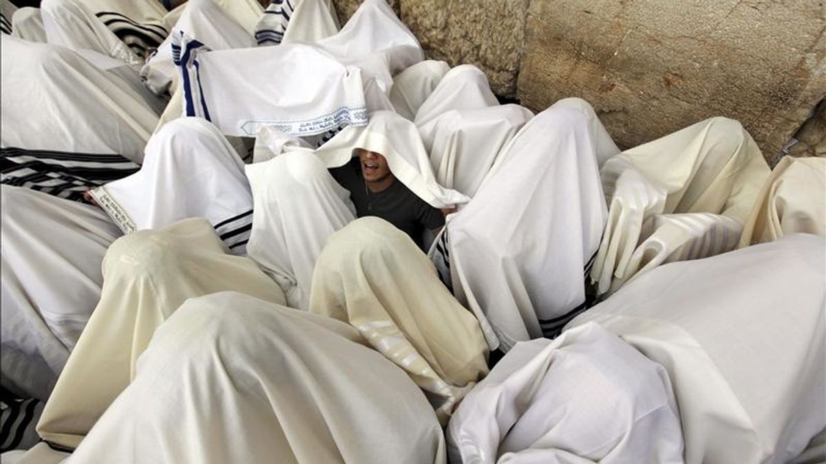 Los judíos rezan frente al Muro de las Lamentaciones en Jerusalén, Israel, con motivo de Pascua judía. EFE