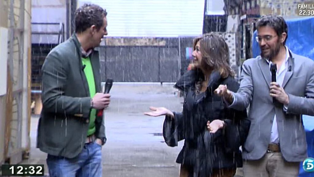 La presentadora le ha tirado una bola de nieve a Joaquín Prat durante la despedida