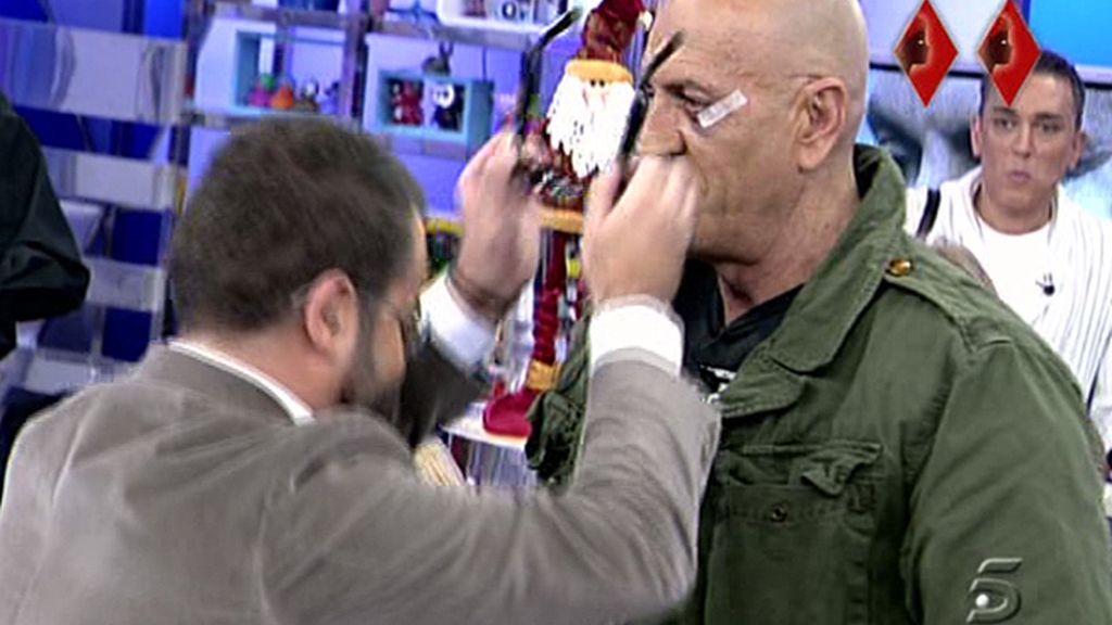 Jorge Javier Vázquez le quita las gafas de sol a Kiko Matamoros