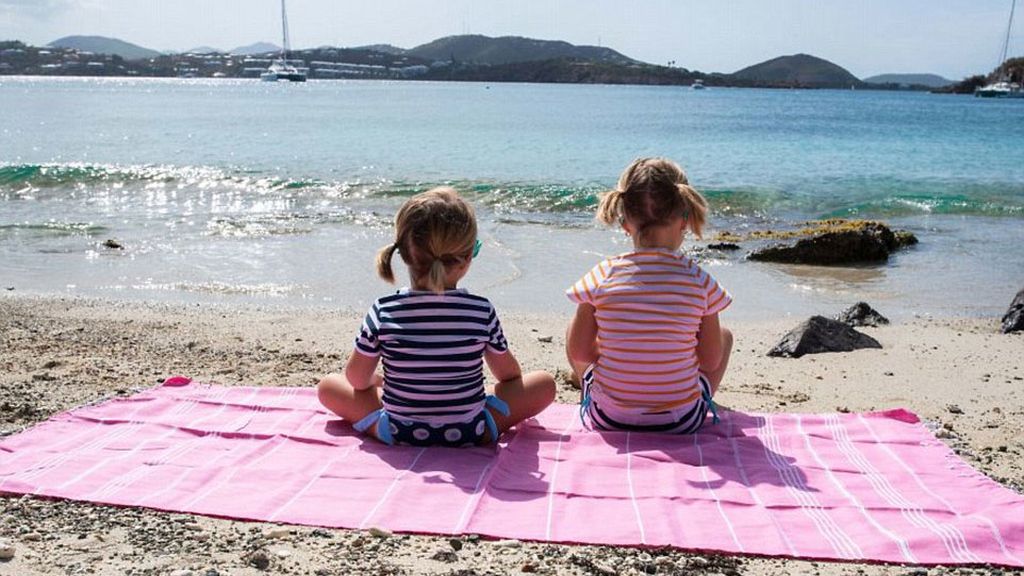 Una pareja canadiense, Genevieve y Eben,  viaja con sus hijas