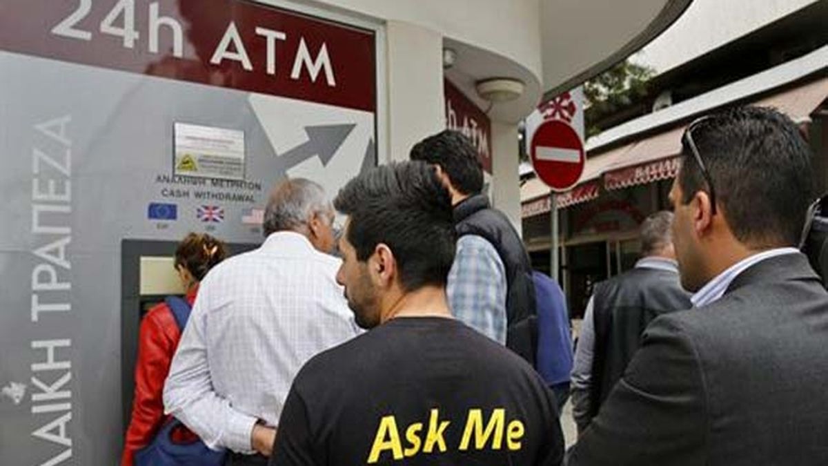 El segundo banco de Chipre limita a 260 euros diarios la retirada de efectivos en cajeros