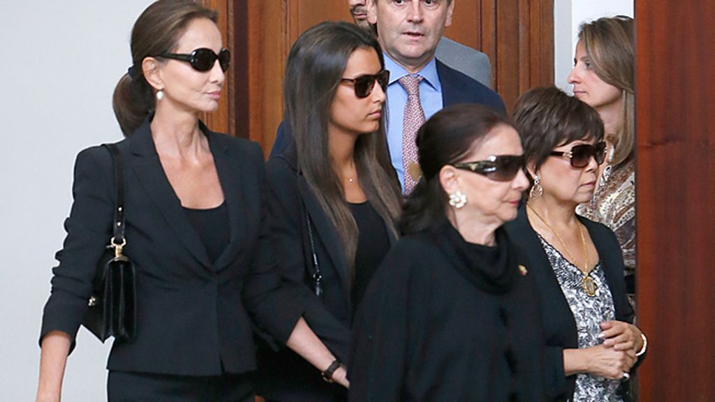 Isabel Preysler y Ana Boyer, arropadas por la familia