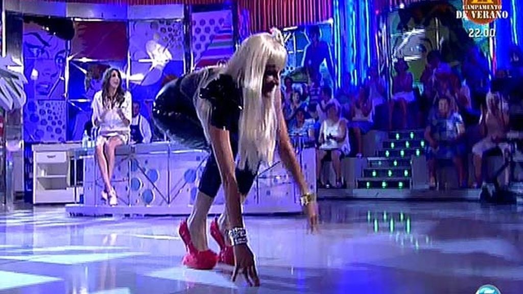 La periodista se ha enfundado en un espectacular traje de cuero