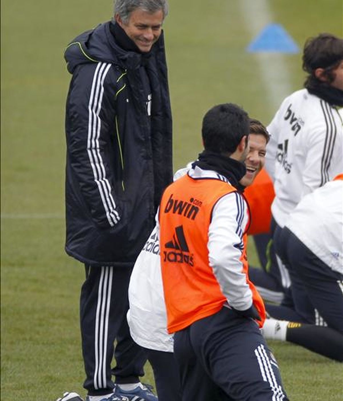 El técnico del Real Madrid, José Mourinho, bromea con Xabi Alonso y Albiol durante el entrenamiento del equipo hoy en Valdebebas, última sesión del año, de cara al partido de Liga que le enfrentará el próximo lunes al Getafe en el Coliseum Alfonso Pérez. EFE El técnico del Real Madrid, José Mourinho, bromea con Xabi Alonso y Albiol durante el entrenamiento del equipo hoy en Valdebebas, última sesión del año, de cara al partido de Liga que le enfrentará el próximo lunes al Getafe en el Coliseum Alfonso Pérez. EFE