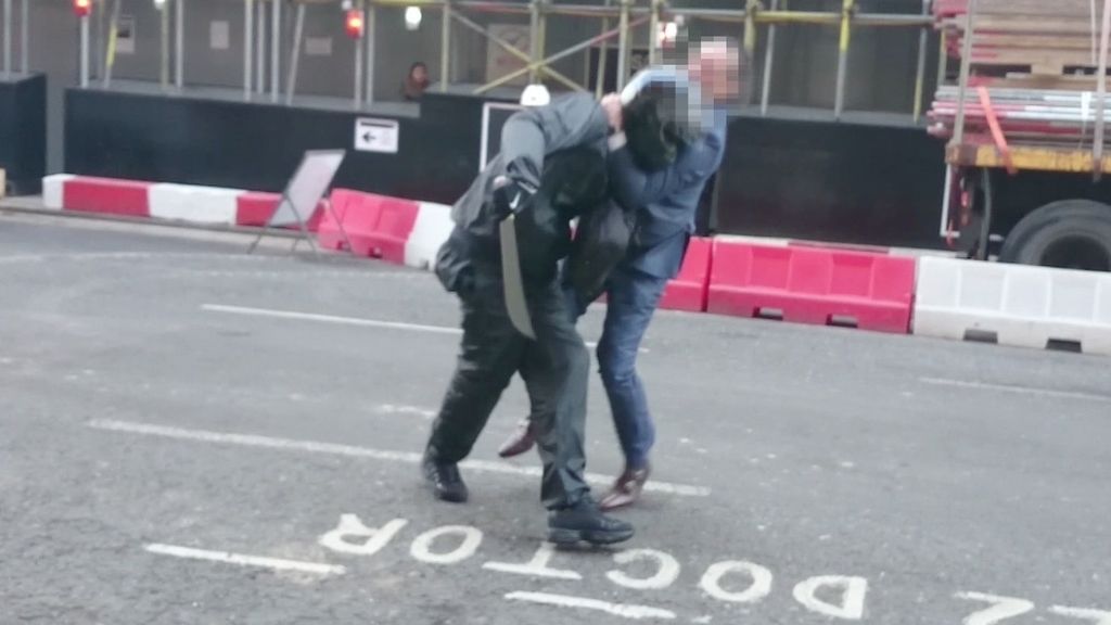 El dueño de la joyería trata de atajar al ladrón