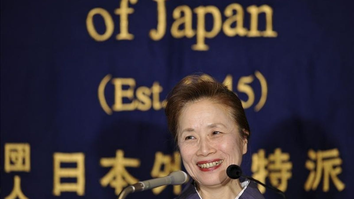 Nobuko Kan, la mujer del primer ministro de Japón, Naoto Kan, durante una rueda de prensa en Tokio, Japón, hoy miércoles, 12 de enero de 2011. La esposa de Kan, con la que tiene dos hijos, no hizo un gran favor a la imagen de líder de su marido al publicar en julio 2010 unas memorias en las que pone en duda la capacidad del primer ministro para gobernar y critica desde sus discursos hasta su incapacidad en las labores del hogar. EFE