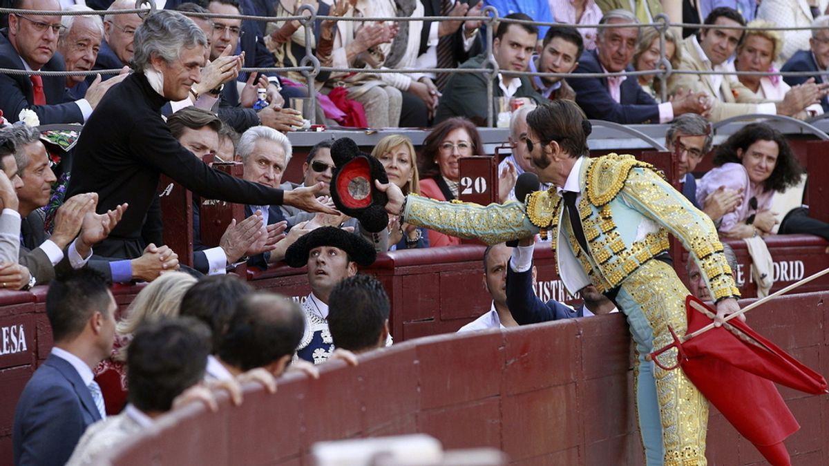 El diestro Juan José Padilla entrega la montera a Adolfo Suárez Illana (i), hijo del expresidente Adolfo Suárez, durante el sexto festejo de la feria de San Isidro El diestro Juan José Padilla entrega la montera a Adolfo Suárez Illana (i), hijo del expresidente Adolfo Suárez, durante el sexto festejo de la feria de San Isidro