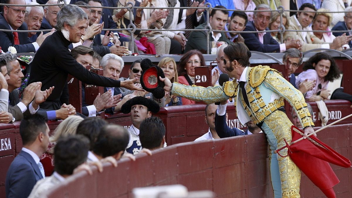 El diestro Juan José Padilla entrega la montera a Adolfo Suárez Illana (i), hijo del expresidente Adolfo Suárez, durante el sexto festejo de la feria de San Isidro