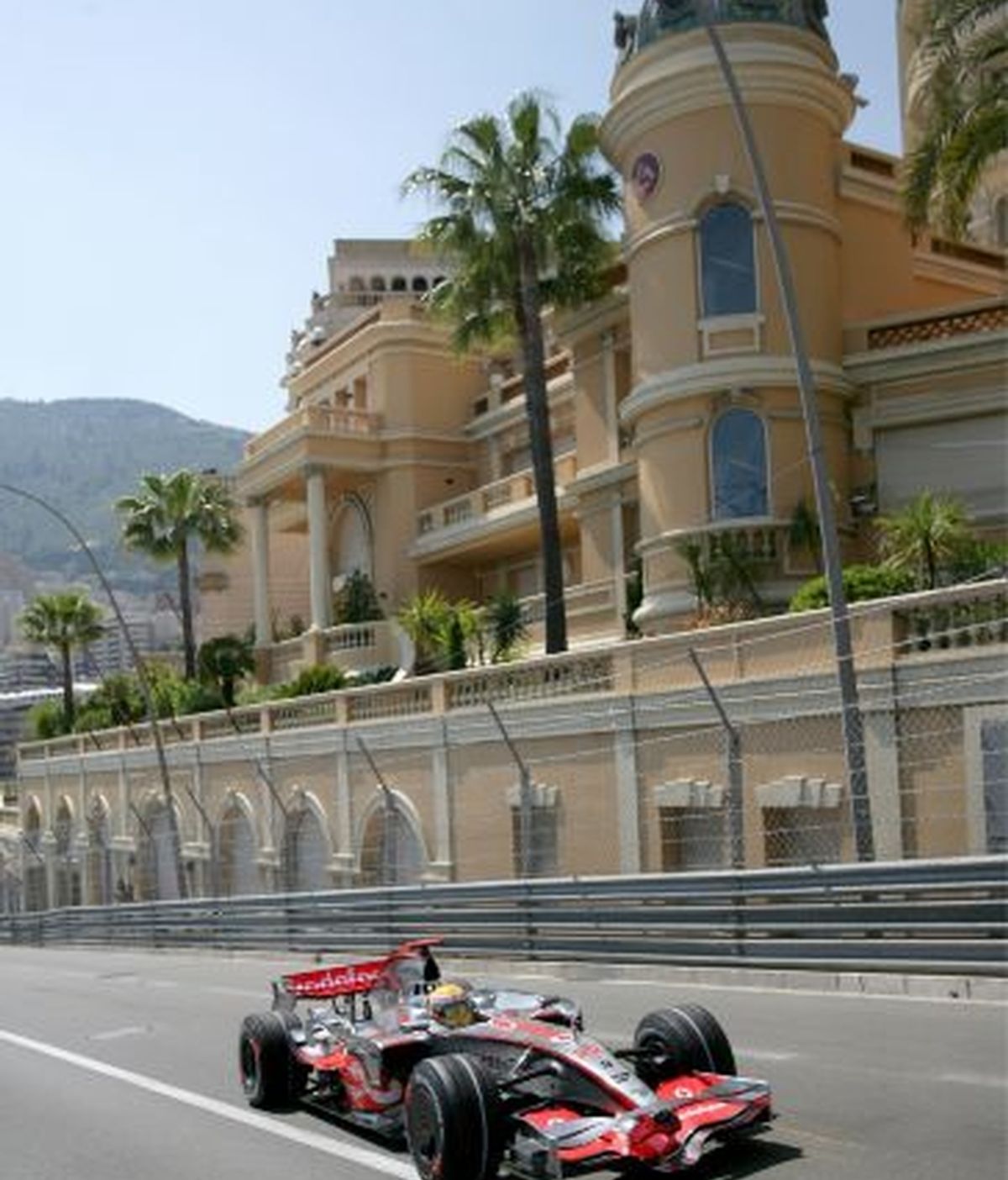 Hamilton rueda en Mónaco. Foto: EFE