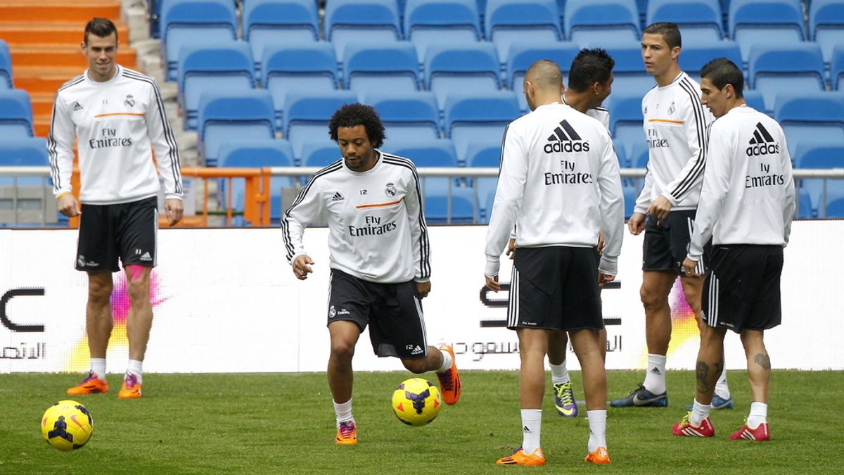 Los jugadores del Real Madrid, Bale (i), Marcelo, (2i), Cristiano Ronaldo (2d) y Di María (d) en el entrenamiento previo al encuentro ante la Real Sociedad