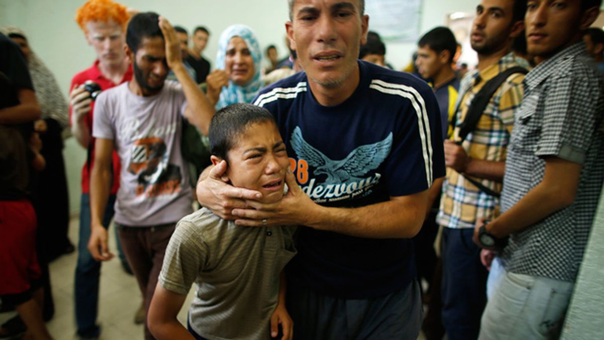 Mueren al menos 13 personas por un bombardeo israelí sobre un refugio de la UNRWA en Gaza