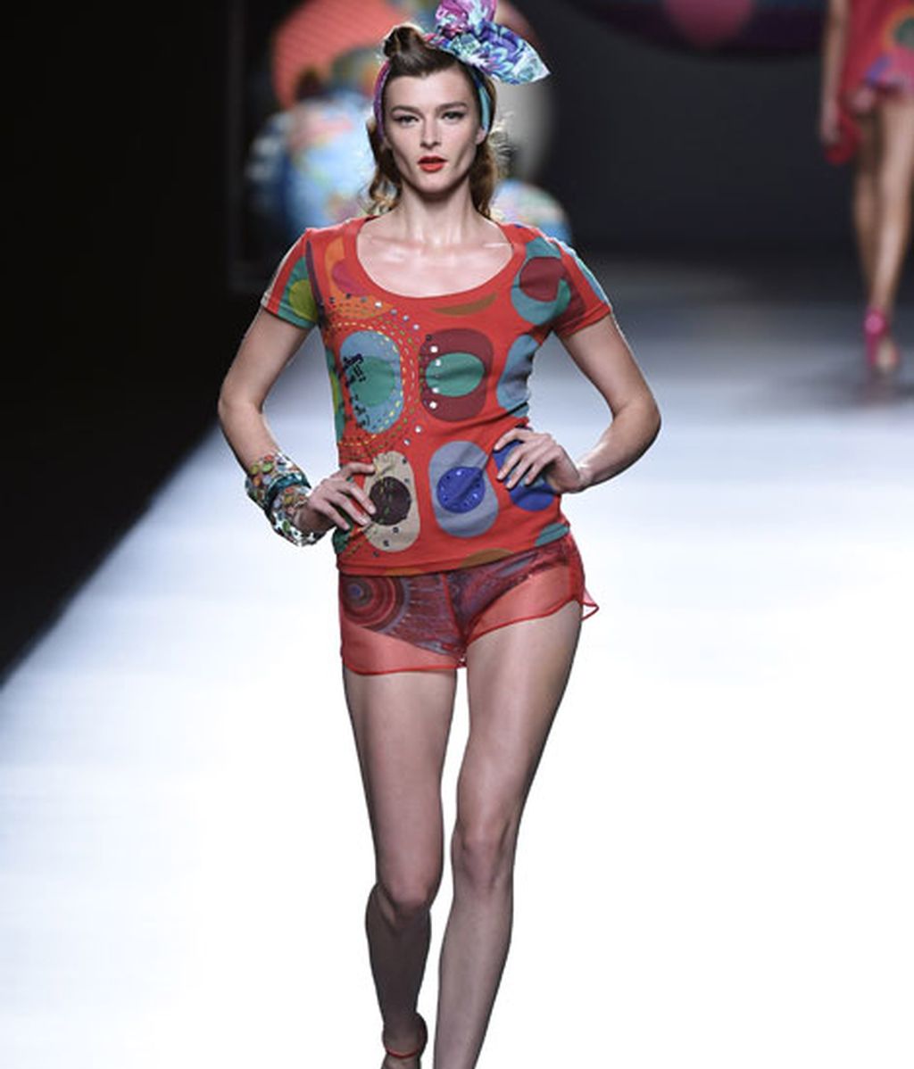 Color y grafismo en una colección que explota las señas de identidad de la firma