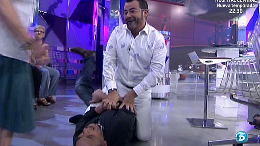 Colaborador y presentador acaban en el suelo