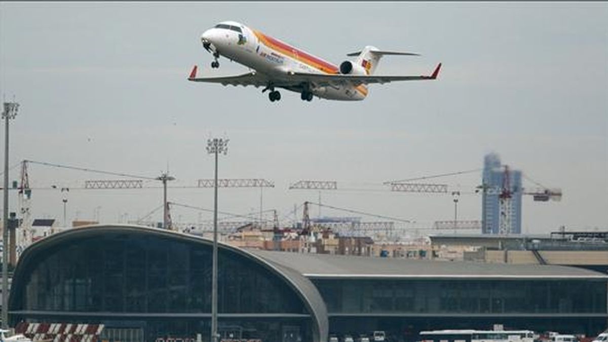 Un avión comercial despega desde el aeropuerto de Manises (Valencia) que ha recuperado la normalidad. EFE